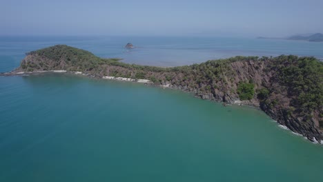 Doppelinsel-Mitten-Im-Meer-In-Ellis-Beach,-Queensland,-Australien