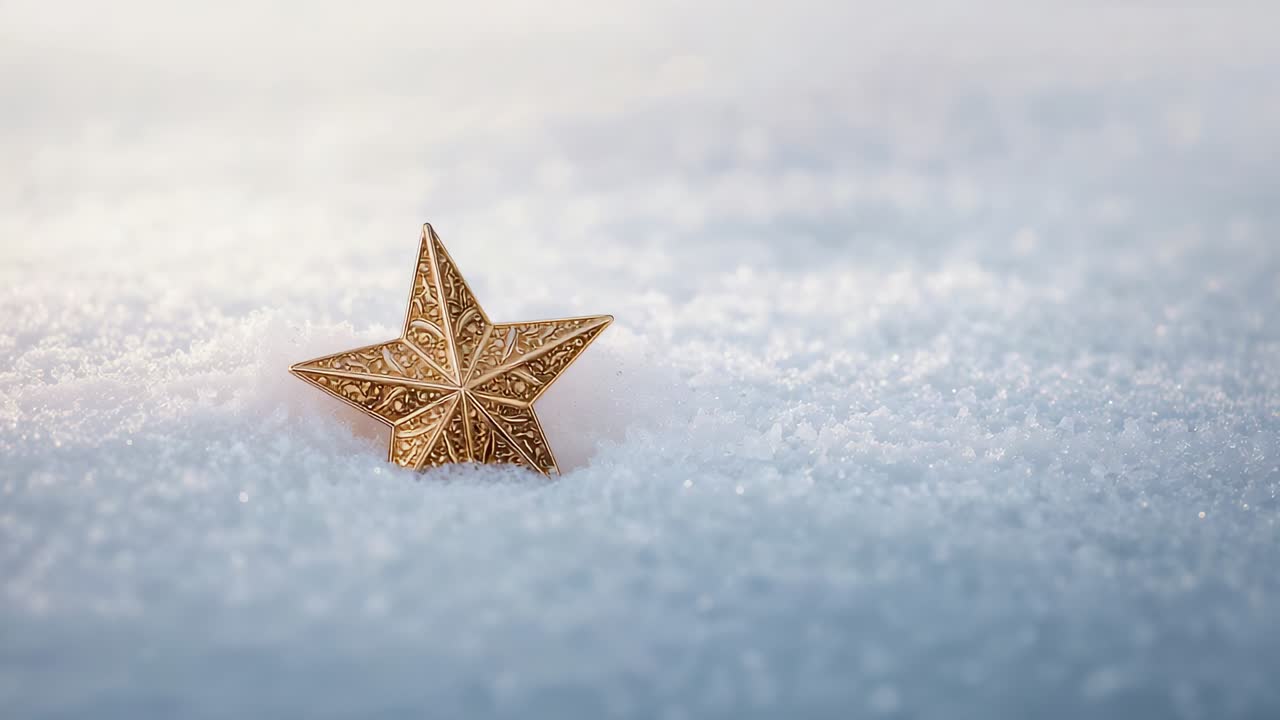 Kamera trekkes tilbake og avslører en utsmykket gullstjerne som hviler på fin snø som viser preget tekstur, kopieringsområde