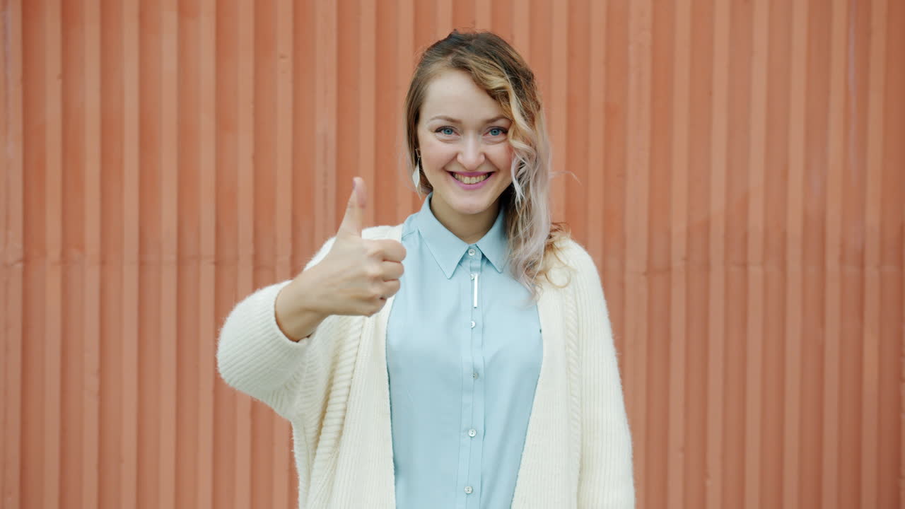 mujer dando pulgares hacia arriba