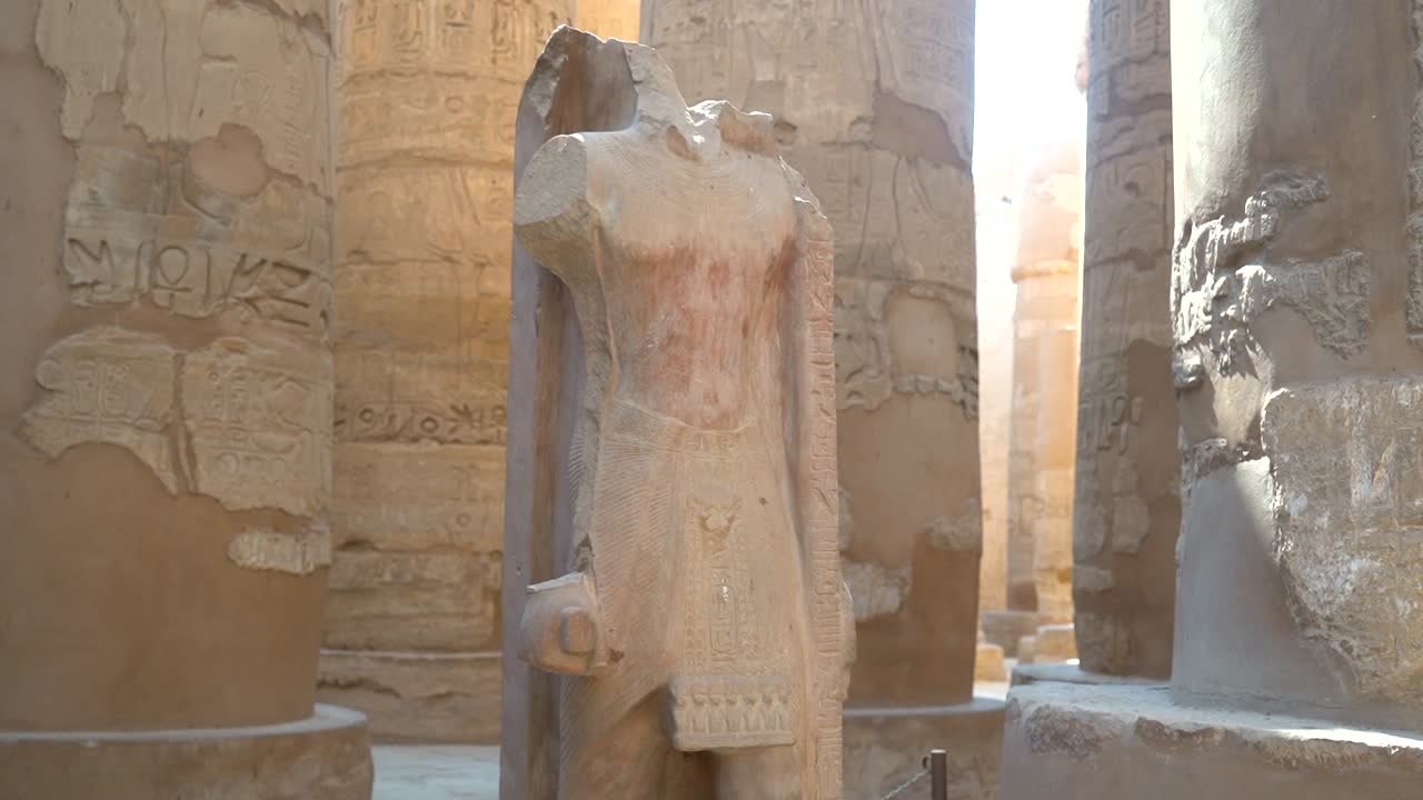 Statua nel Tempio di Karnak