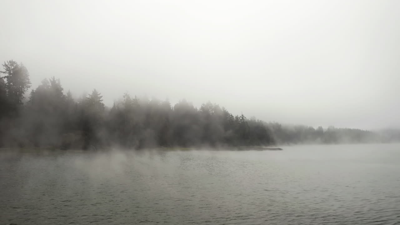 공중 추적  ⁇ 은 안개 호수, 미국에서 구름이 많은 날에 물 표면 위에서 낮게  ⁇