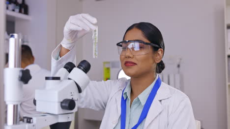 Ciencia-Médica,-Mujer-Y-Laboratorio-De-Química.