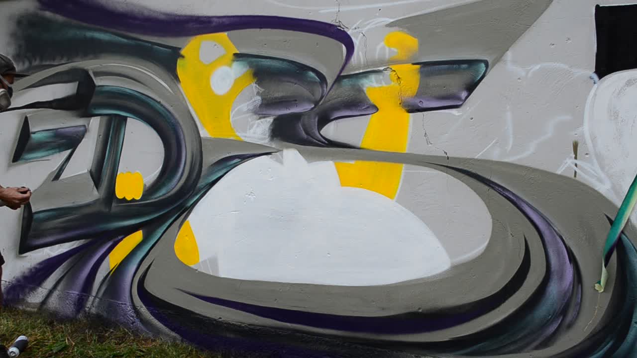 Graffitiskapandeprocessen, staket. Konstnären ritar graffiti