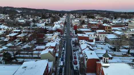 Calle-Principal-De-La-Ciudad-Americana-Durante-La-Nieve-Del-Invierno-Y-El-Amanecer-En-La-Mañana