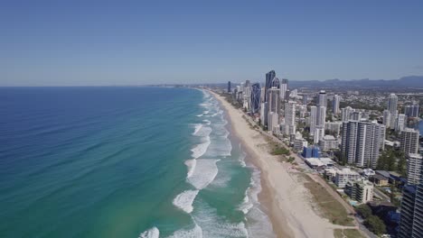 Idílico-Paisaje-Marino-Con-Edificios-De-Gran-Altura,-Torres-Joya-De-La-Costa-Dorada-En-El-Paraíso-De-Los-Surfistas,-Costa-Dorada,-Qld,-Australia---Toma-Aérea-De-Drones