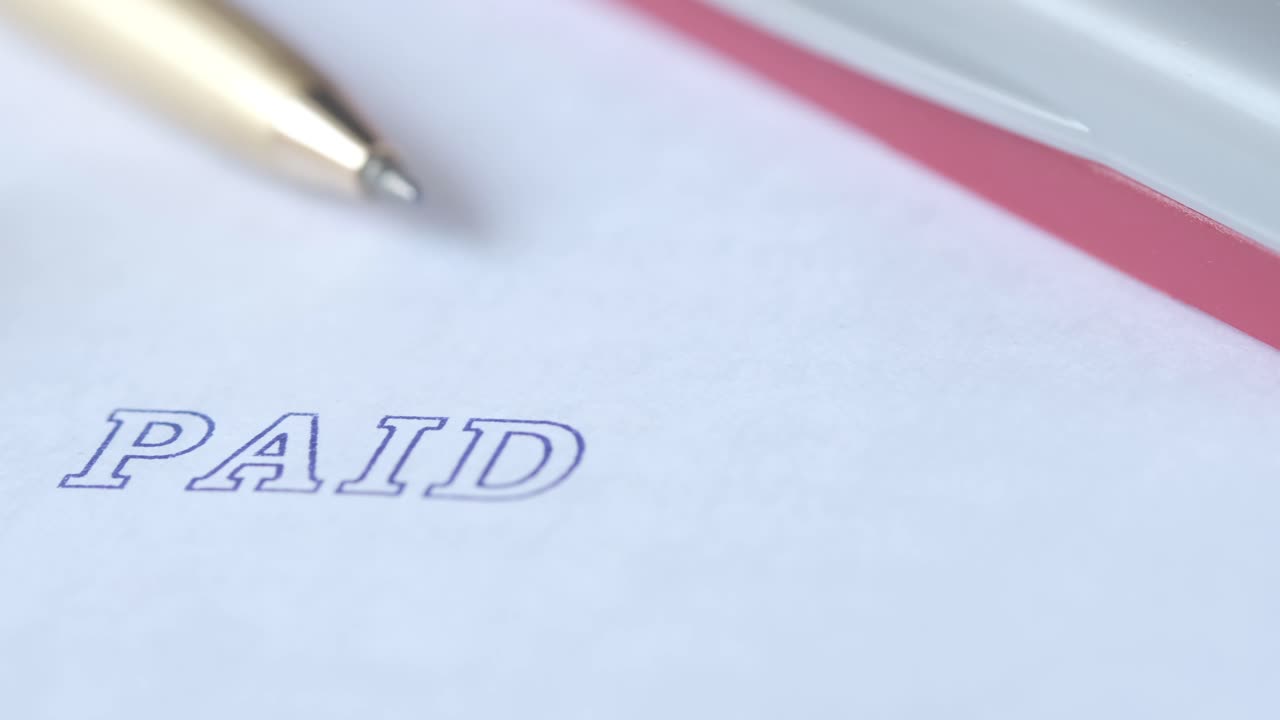 documento pagado con bolígrafo y sello