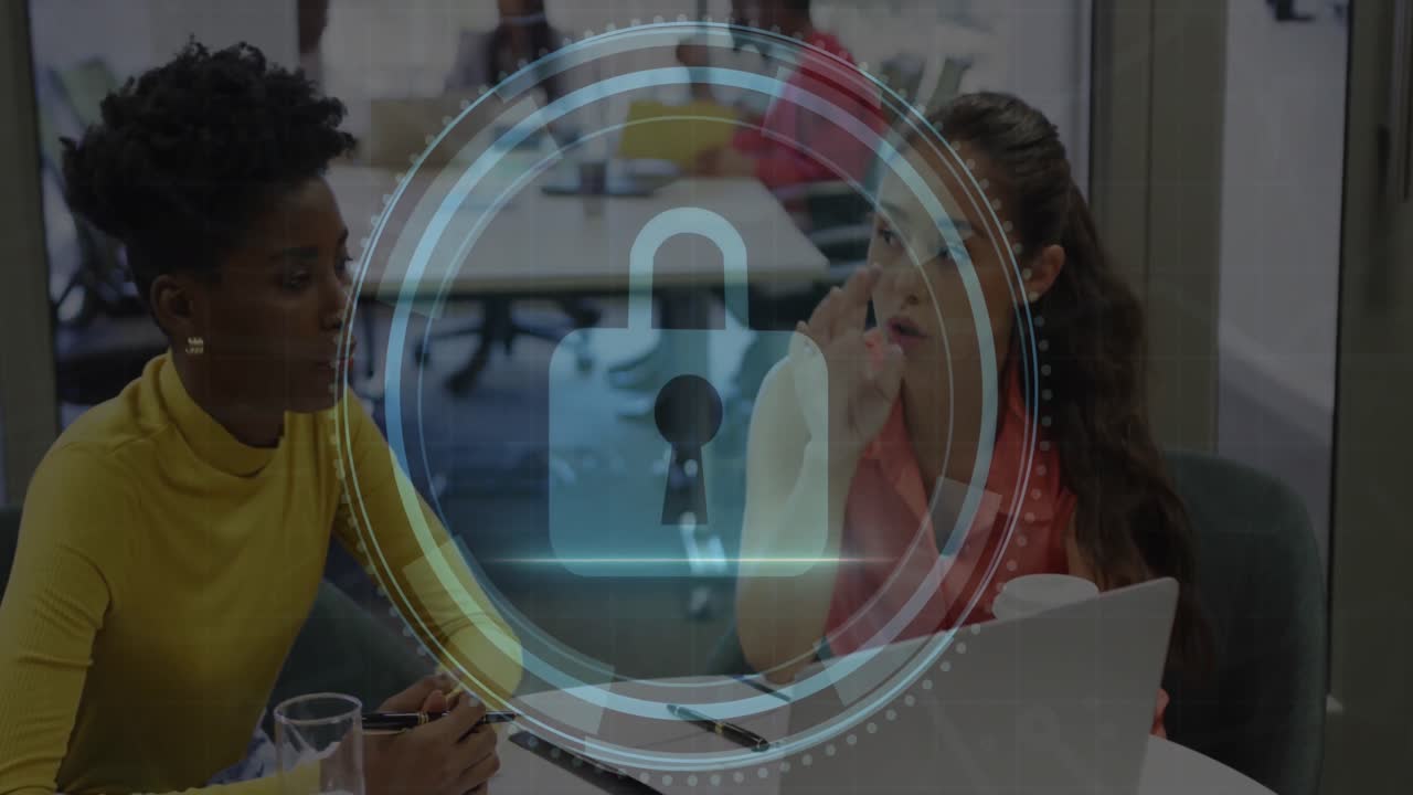 animación de texto de seguridad cibernética, icono de bloqueo, diversas compañeras de trabajo planifican estrategia en la computadora portátil