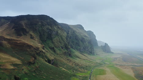 Vista-Aérea-De-Drones-Del-Impresionante-Paisaje-Costero-En-El-Sur-De-Islandia