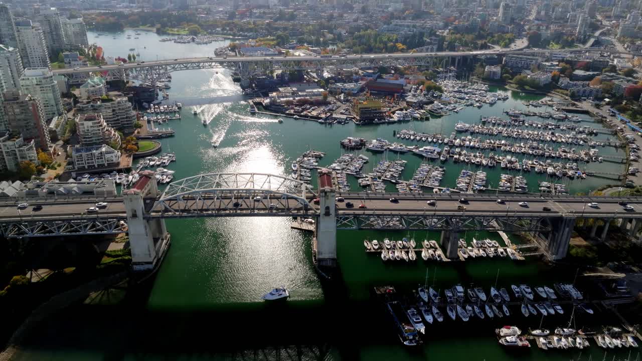 캐나다 bc의 밴쿠버에 있는 마리나와 함께 버라드 스트리트 다리와 그랜빌 다리.