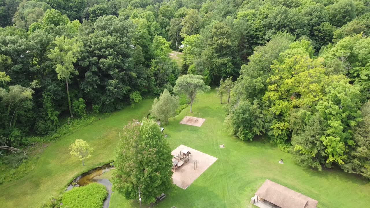 imágenes aéreas de drones del parque fremont michigan en la naturaleza
