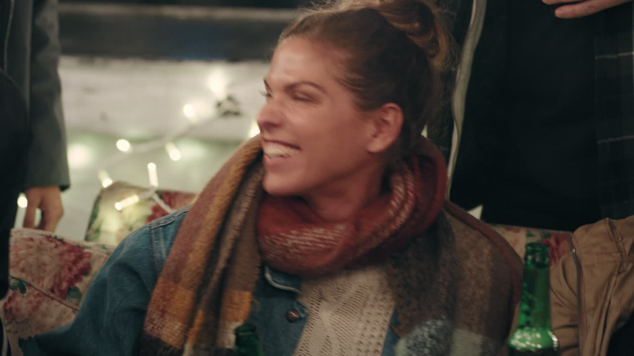 한 무리의 친구들이 토스트를 만들고 맥주를 마시며 옥상 파티를 즐기고 밤에는 젊은 다민족 사람들이 즐겁게 사회를 하며 주말에 놀고 있습니다.