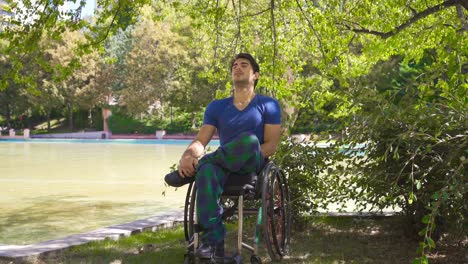 hombre con discapacidad física descansando en un parque natural.