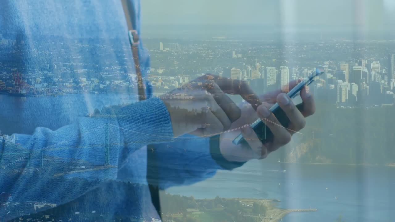 스마트 폰을 사용하는 사람의 중간 섹션의 디지털 구성과 도시 풍경