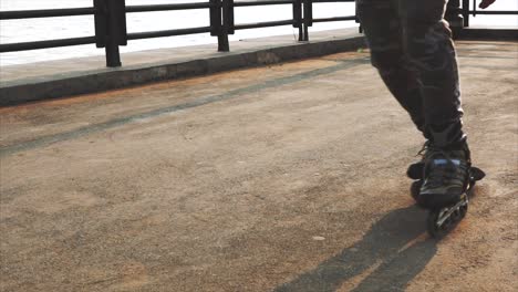 persona que hace patinaje al aire libre
