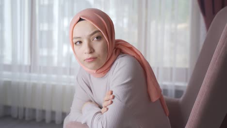 Nachdenkliche-Muslimische-Frau.