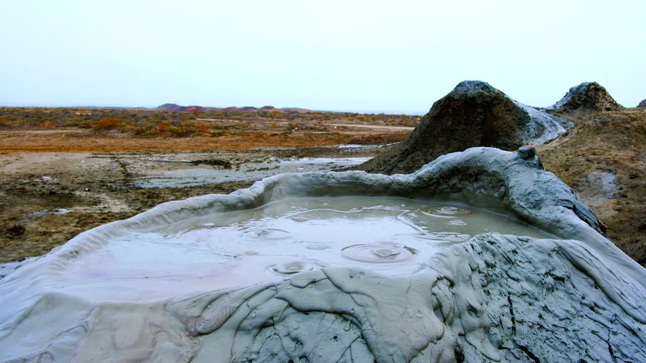 바쿠 근처의 고부스탄에서 는 진 거품
