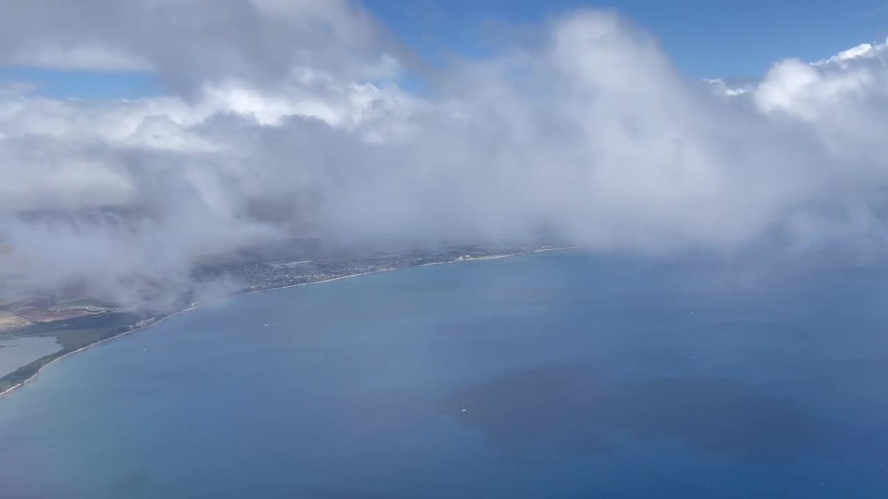 punto de vista del pasajero que llega al aeropuerto internacional kahului de maui, hawaii