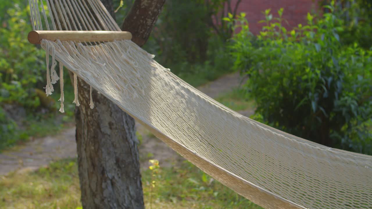 una hamaca balanceándose suavemente bajo el sol