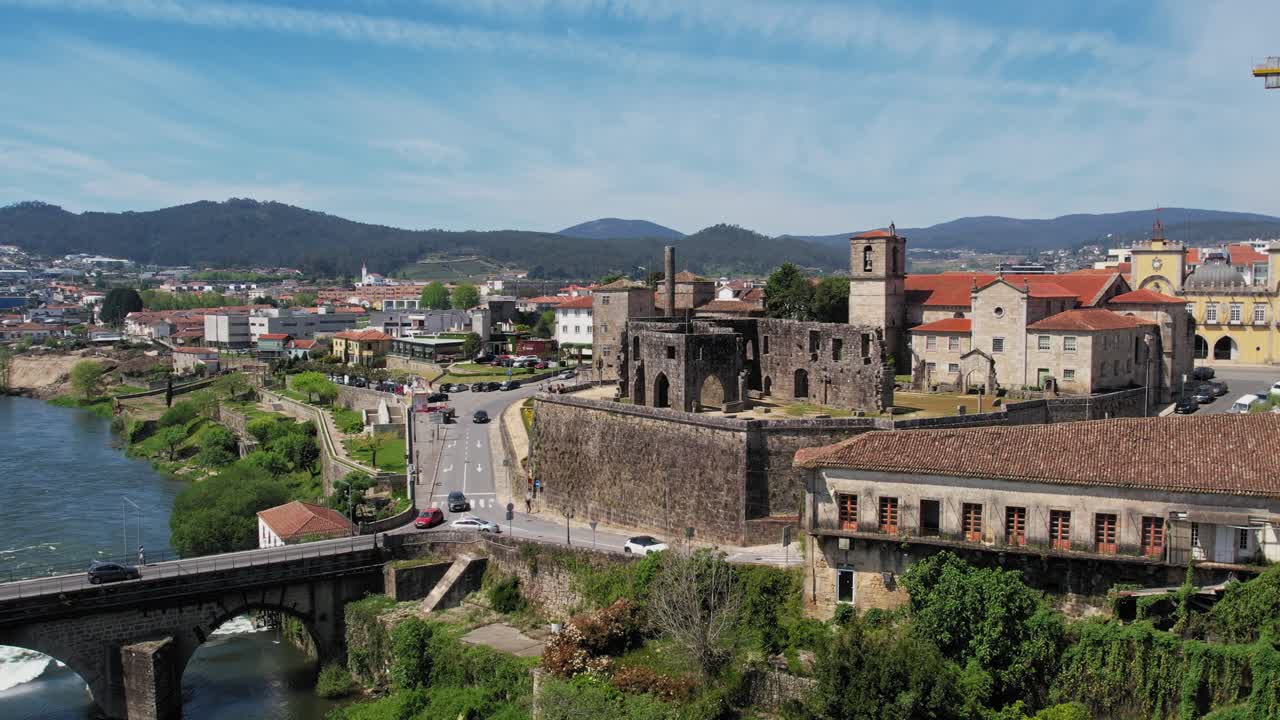 Vista aerea del fascino medievale di Barcelos con l'iconico ponte che attraversa il fiume Cávado, incorniciato da edifici storici.
