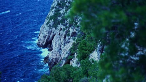 Felsige-Küste-Frankreichs-Mit-Wellen,-Die-Auf-Den-Felsen-Krachen,-Gefilmt-Aus-Der-Natur-Von-Oben