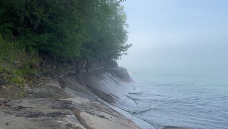 Rocky-Coast-An-Nebligen-Tag-Mit-Bäumen-Munising-Michigan-Lake-Superior-Abgebildet-Rocks-National-Lakeshore