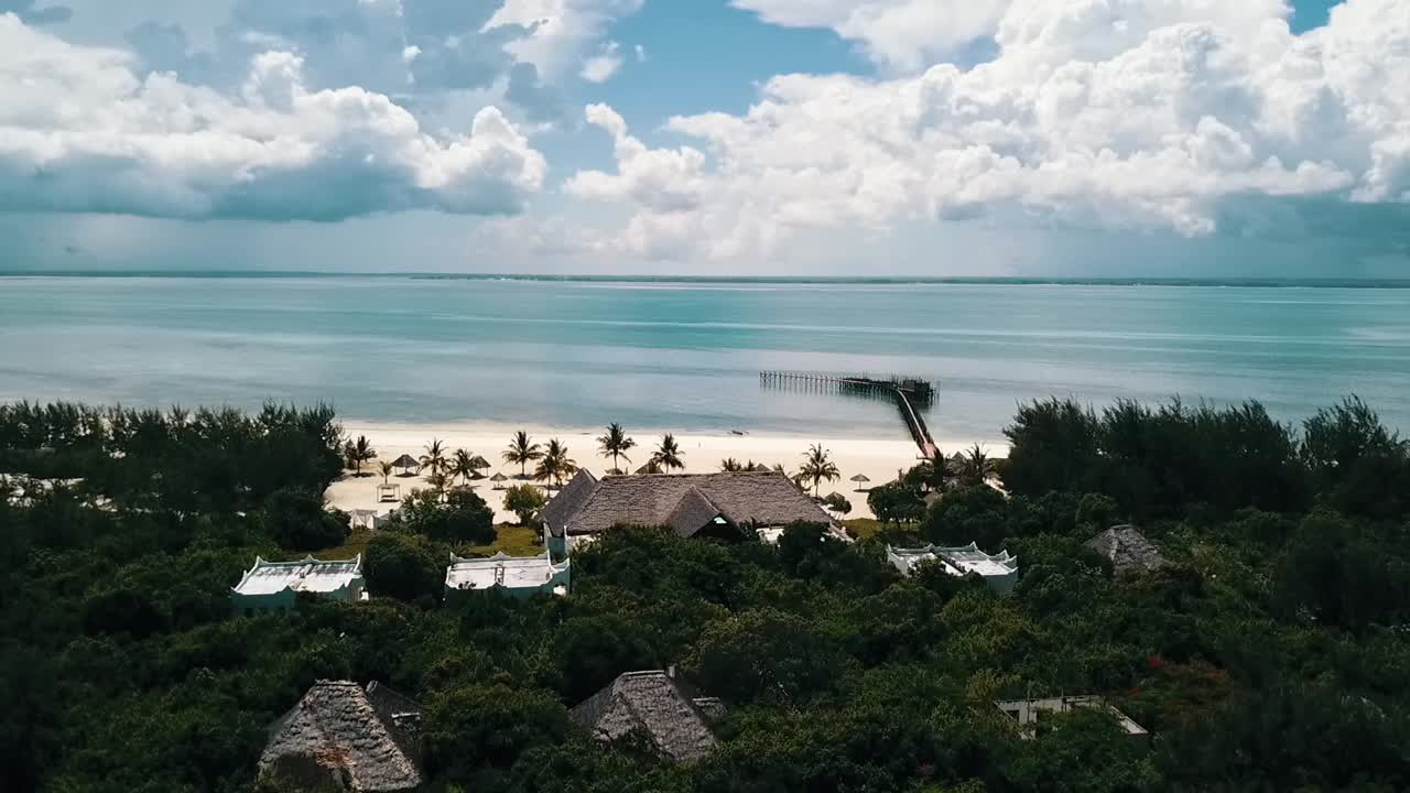 vuelo suave desde arriba hacia abajo panorama de la grúa sobre la vista toma de un dron ubicación de boda de lujo