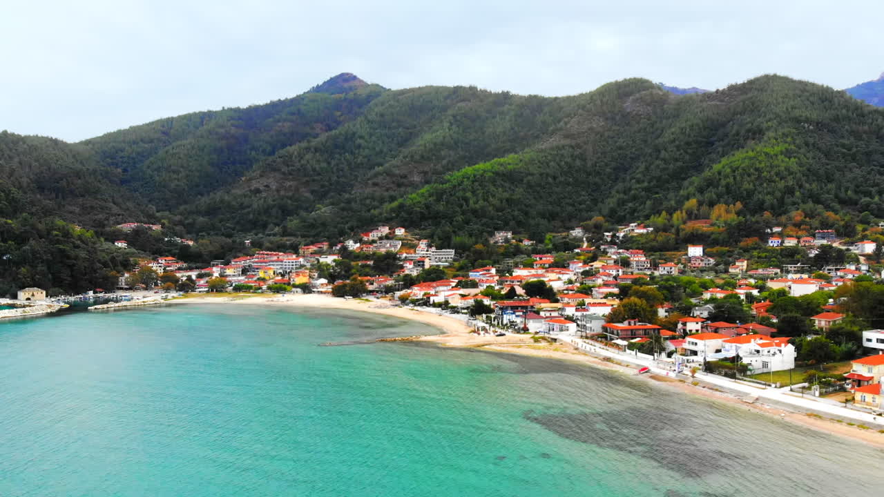 Yunanistan, Thassos'un Ege denizi kıyısının havadan görünümü, binalar, plaj, arka planda tepeler