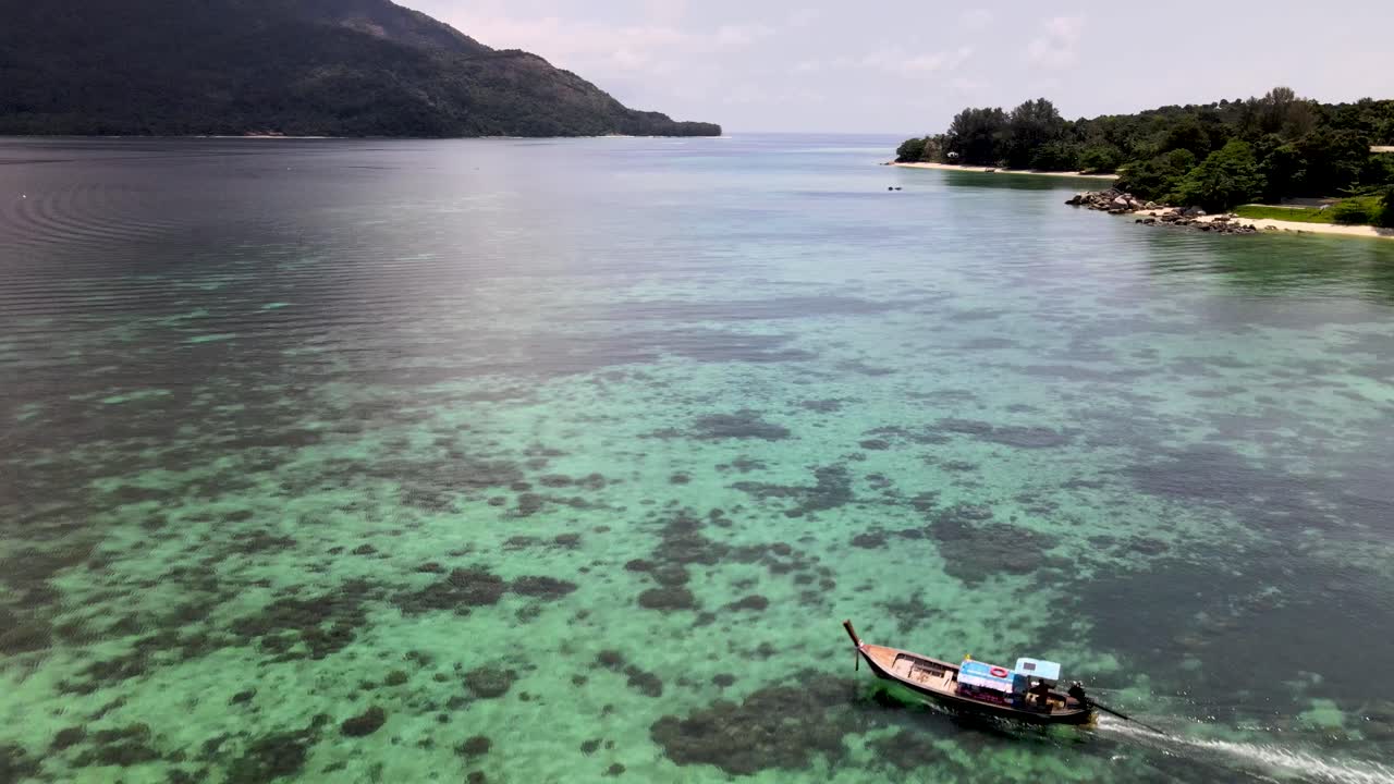 volando sobre el movimiento de la cola larga asiática barco local en el mar turquesa de la isla tropical