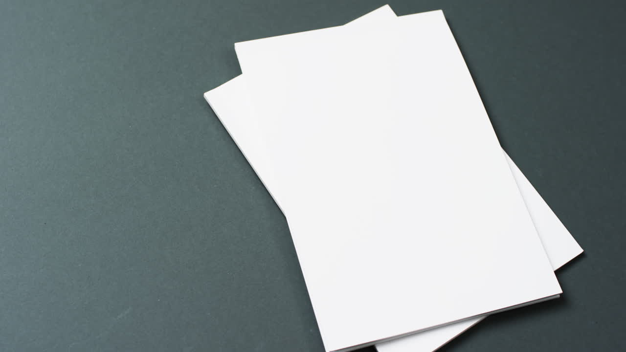 video de libros con páginas en blanco y espacio de copia en fondo negro