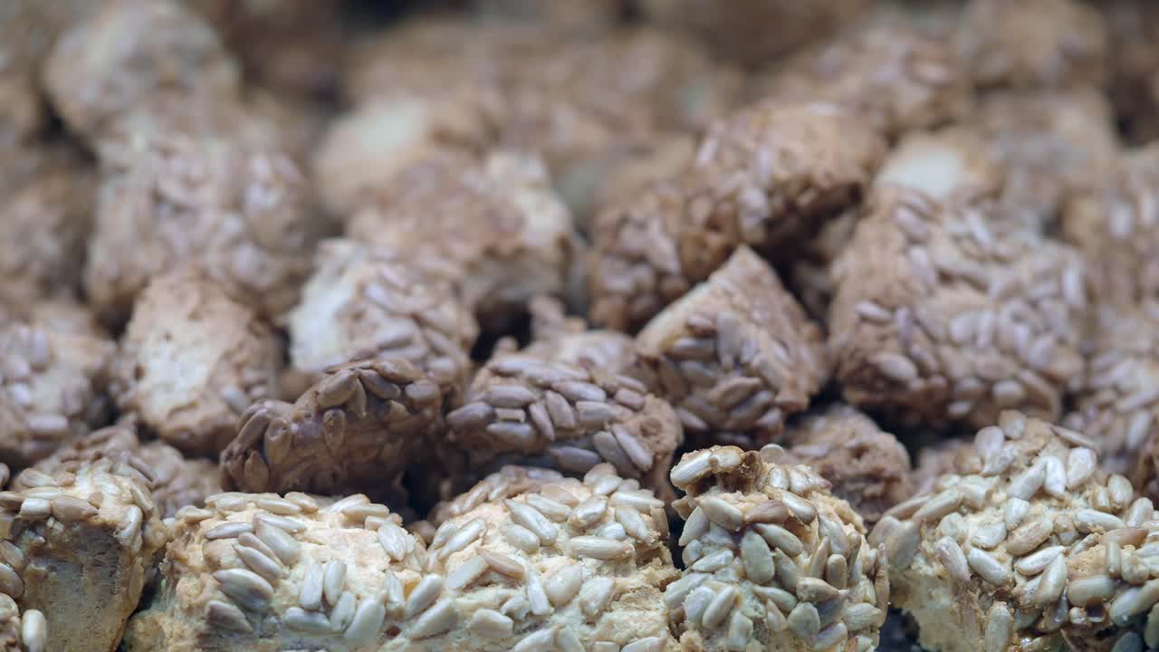 Primo piano di deliziosi biscotti ricoperti di semi di girasole.