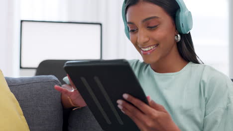 mujer con tableta digital y auriculares en las redes sociales