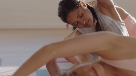 Clase-De-Yoga-Mujer-Hispana-Saludable-Practicando-Pose-De-Curva-Lateral-Sentada-Con-Un-Grupo-De-Hermosas-Mujeres-Sentadas-En-Una-Colchoneta-De-Ejercicio-Disfrutando-De-Un-Entrenamiento-De-Estilo-De-Vida-Saludable-En-Un-Gimnasio-Al-Amanecer