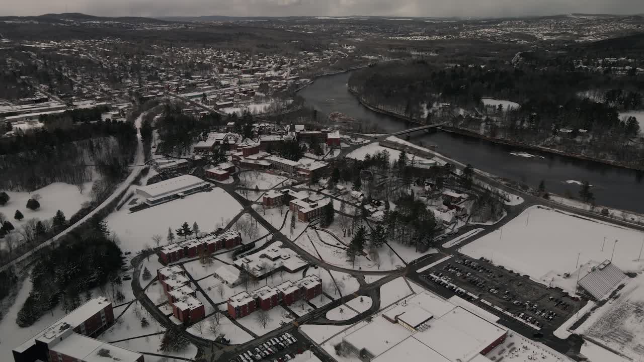 캐나다 퀘벡 주 셔브룩 시에 있는 매사위피 호수 근처 레녹스빌 자치구의 눈 덮힌 평면도