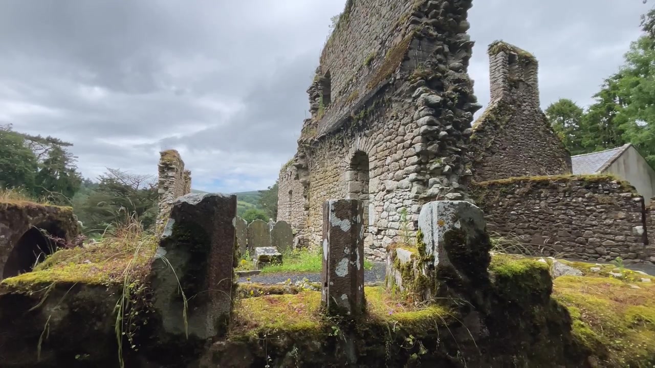 Những địa điểm hùng vĩ của Ireland: St Mullins Carlow, tàn tích của khu định cư tu viện bên bờ sông Barrow, một địa điểm lịch sử quan trọng và điểm thu hút khách du lịch