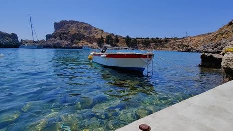 las olas golpeando el puerto de la isla