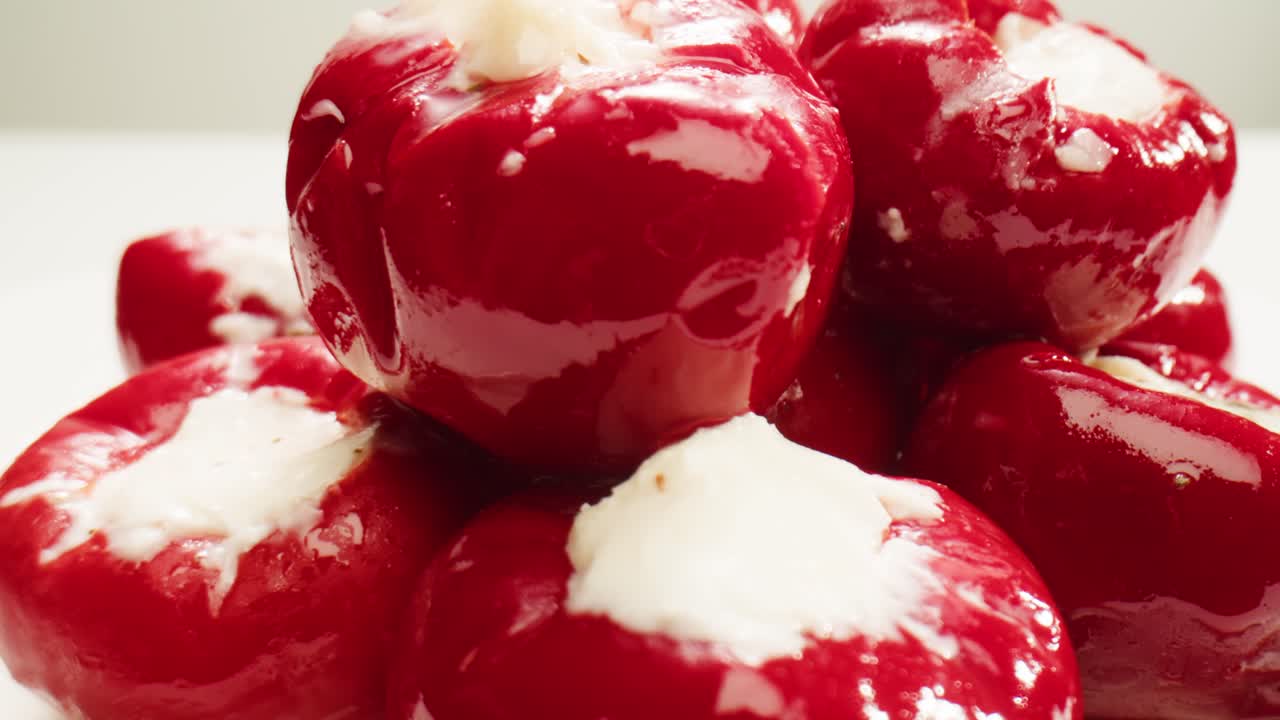 치즈로 가득 찬 고추, 이탈리아 또는 스페인 레스토랑, 전통적인 타파스 음식, 스페인 요리, 맛있는 발효 소금 타파스 및 치즈, 건조한 토마토, 술집 애피테이저, 뷔페