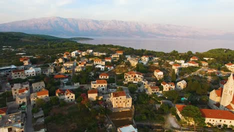 Dron-Aéreo-En-Movimiento-De-La-Ciudad-Selca-Island-Brac-Croacia-Europa