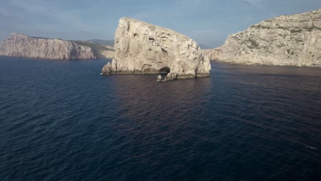 La-Amplia-órbita-Aérea-De-Los-Acantilados-De-Capo-Coccia-Cerca-De-La-Gruta-De-Neptuno-En-Cerdeña,-Italia