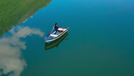 Una-Mujer-En-El-Barco-Pesca-Un-Pez-Girando-En-Noruega.