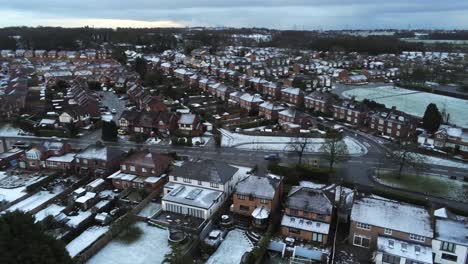 pueblo aéreo nevado barrio residencial invierno congelado noroeste casas y caminos órbita derecha inversa