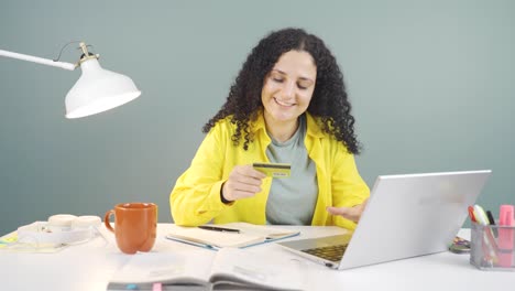 mujer joven haciendo compras desde una computadora portátil.