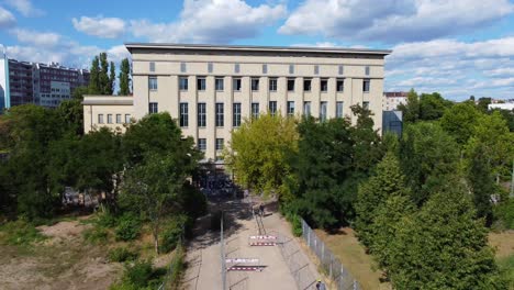 vista aérea perfecta vuelo volar hacia atrás imágenes de drones del gorila de la puerta del club más duro del mundo berghain berlín friedrichshain verano de 2022