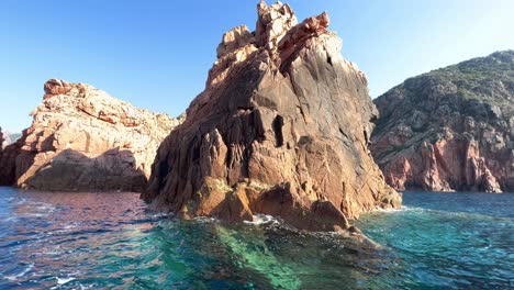 increíbles formaciones rocosas de calanques de piana vistas desde un barco turístico en el mar mediterráneo en córcega en la temporada de verano, francia