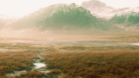 campo de hierba con majestuosa montaña en el peru