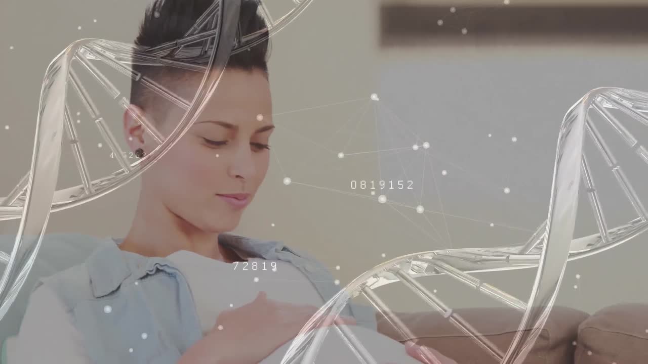 행복한 임신 중인 백인 여성의 배를 들고있는 dna 줄무, 네트워크 및 데이터