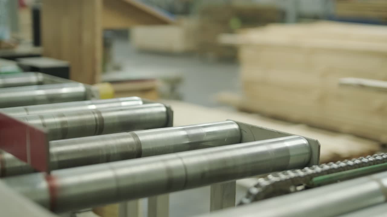 Asse di legno in movimento su nastro trasportatore automatizzato in fabbrica