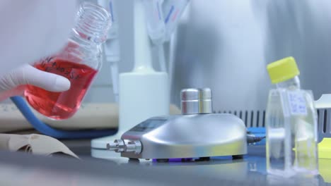 mujer calentando sustancias en un laboratorio de investigación de biología