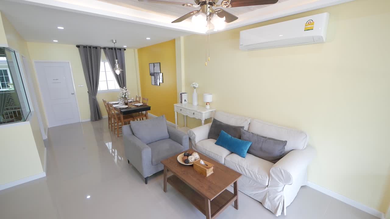 Dekorasi Rumah Area Ruang Tamu Terbuka Bertema Kuning
