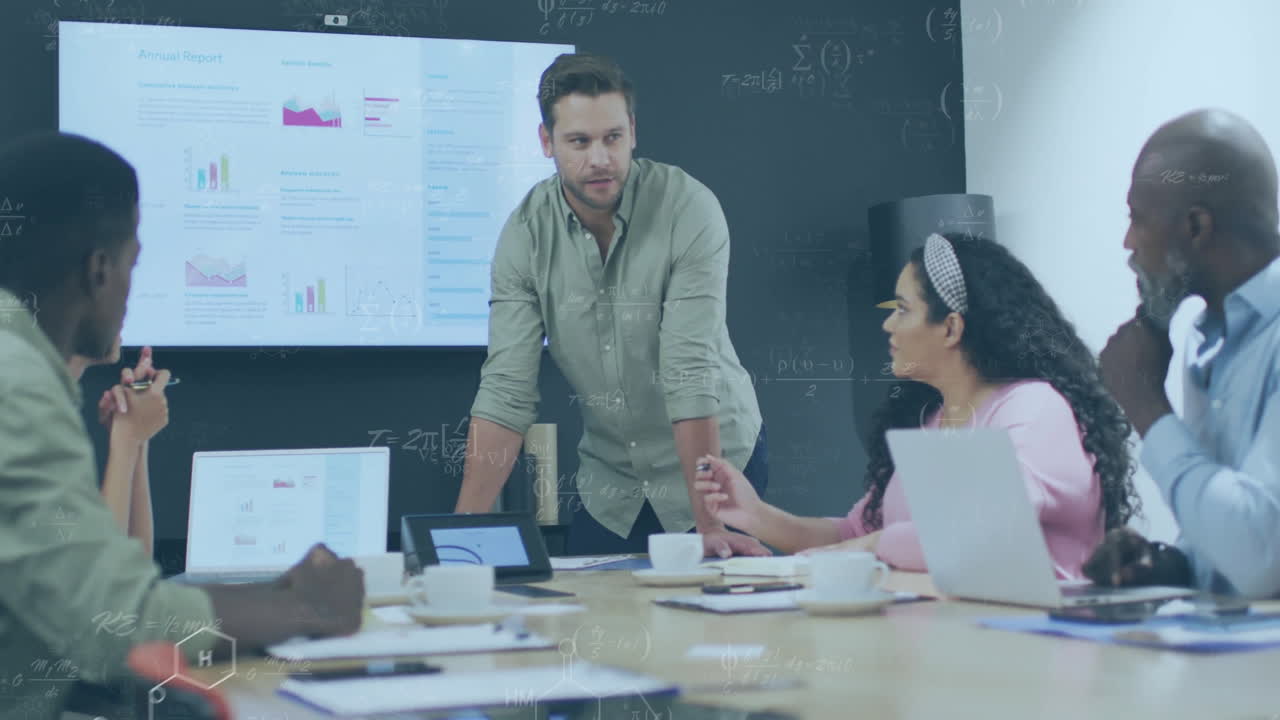 animación del procesamiento de datos financieros sobre diversas personas de negocios en la oficina