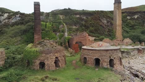 Vista-Aérea-De-Porth-Wen-Descuidada-Fábrica-De-Ladrillo-Industrial-Victoriano-Restos-De-Chimenea-En-La-Costa-Erosionada-De-Anglesey